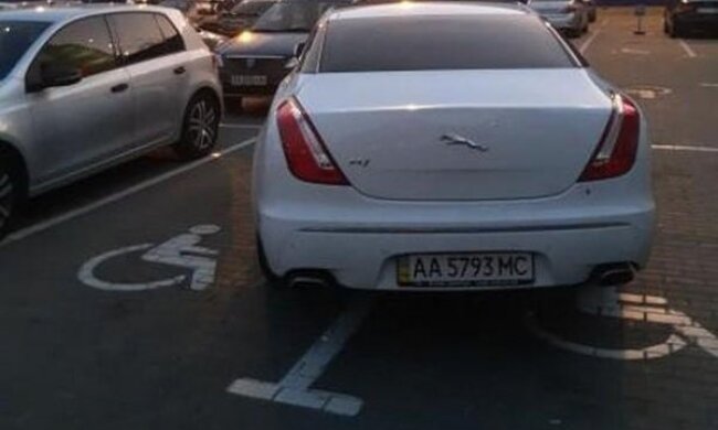 “Під однаковими кутами стають”: фото столичних “героїв парковки” опублікували в мережі