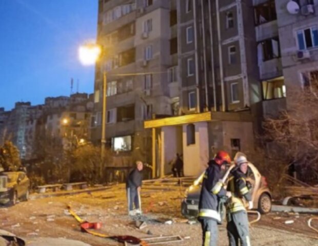 Залишки збитої російської ракети потрапили в 16-поверхівку в Києві: під завалами шукають тих, хто вижив