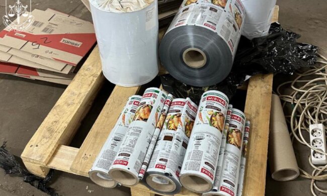 На Київщині виготовляли фальсифіковані брендові каву, локшину, кетчуп