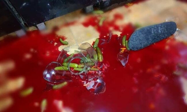 На Київщині чоловікові на ногу впала банка з огірками, він помер від втрати крові