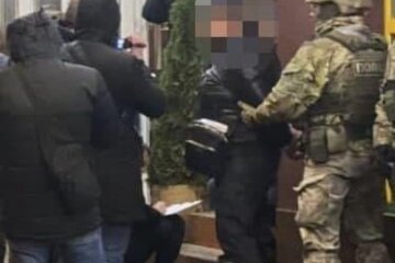 “Вибивали” з людей гроші та крали автівки: в столиці затримали злочинну групу, яка працювала в Одесі