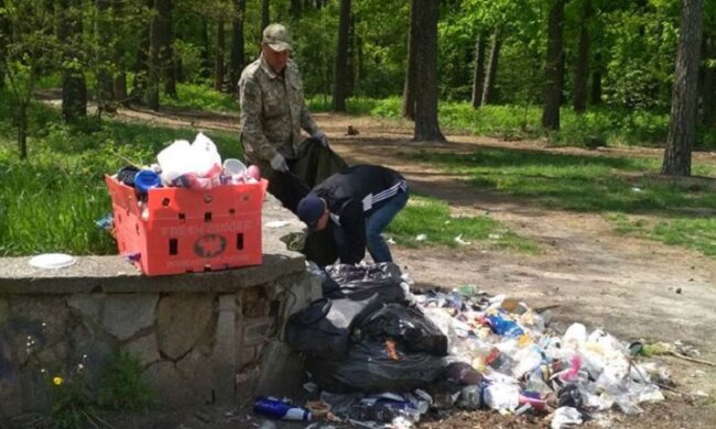 Після свят комунальники прибрали купи сміття з Виноградарського лісу