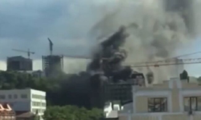 Поділ у чорній димовій завісі: щось дуже сильно палає (відео)