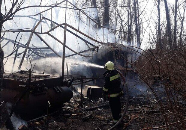 У Києві загорілися плавучі дачі