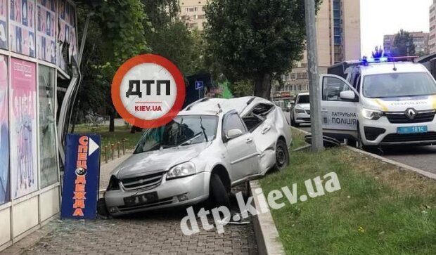 У столиці автомобіль злетів з дороги та влетів у магазин