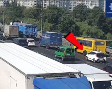 У Києві у маршрутки відпали колеса
