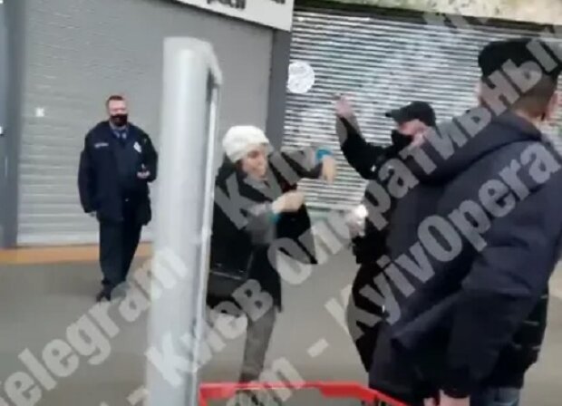 Охоронець київського супермаркету влаштував бійку з покупницею (відео)
