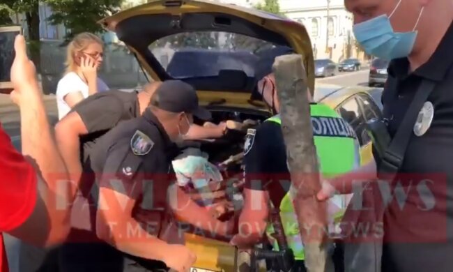 Під ВР правоохоронці та дрова: в столиці проходить акція протесту проти мовного закону (відео)