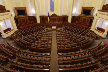 Народні депутати мають заслужити високу зарплату, авансом мало де платять – політолог