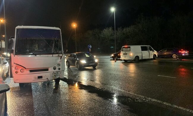 У Києві зіткнулися маршрутка і мікроавтобус (відео)