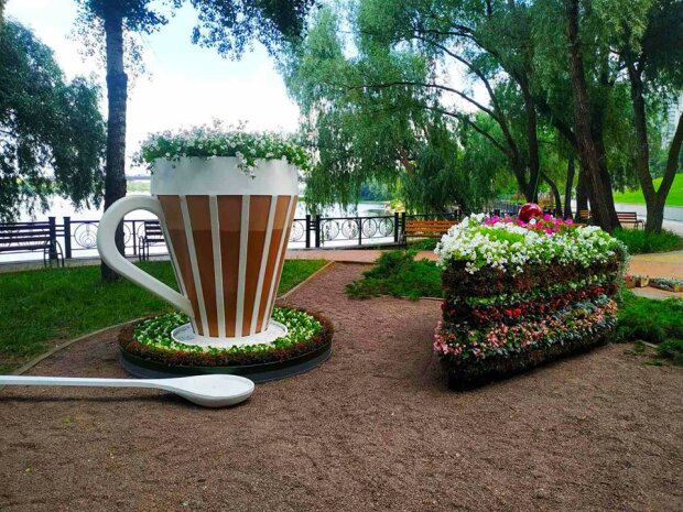 Кава з молоком та тістечком: у парку Наталка створили незвичний арт-об’єкт (фото)