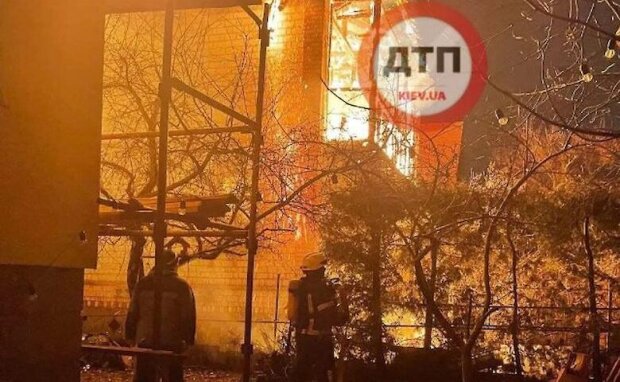 У Києві вночі повністю згорів житловий будинок