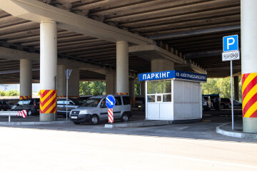 В тестовому режимі: на Видубичах відкрили перший перехоплюючий паркінг