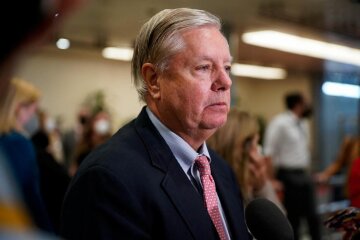 Потрібен “успішний полковник Штауффенберг”: сенатор США закликав “прибрати” Путіна (відео)