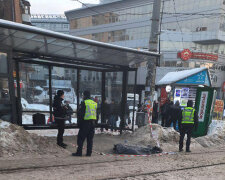 На київській зупинці помер чоловік – імовірно, від морозу