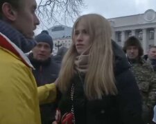 На журналістку під час прямого етеру напали протестувальники (відео)