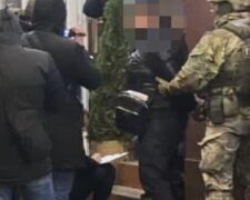 “Вибивали” з людей гроші та крали автівки: в столиці затримали злочинну групу, яка працювала в Одесі