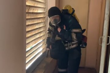 Рятували дорослих і дітей: у Києві пожежники вивели з вогню жителів багатоповерхівки (відео)
