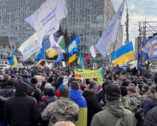 Кілька вулиць перекрили у Києві через акцію прихильників Порошенка (відео)