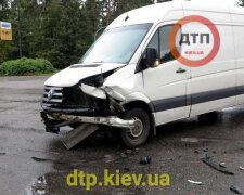 Стояла на зупинці під парасолькою: у Києві легковик на смерть збив молоду дівчину