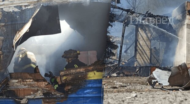 Мали виїхати 116 людей: окупанти обстріляли пасажирський потяг у Херсоні