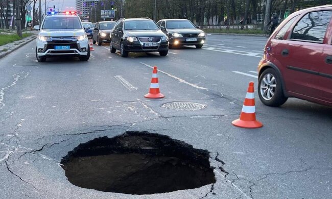 На київському проспекті провалився асфальт