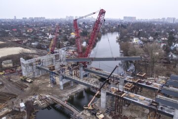 Встановили перші балки Подільсько-Воскресенського мосту