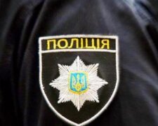 У Києві на зупинці поранили ножем чоловіка