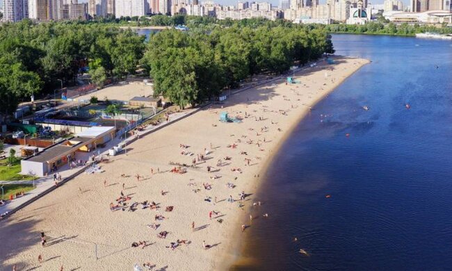 Названо київські пляжі, безпечні для купання