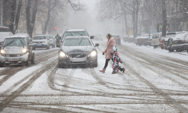У Києві оголошено перший рівень небезпеки через ожеледицю на дорогах