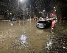 На столичній Борщагівці прорвало водогін і затопило вулицю