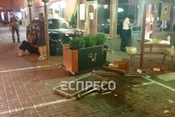 У Києві авто влетіло на літню терасу McDonald’s, двох людей госпіталізували (відео)