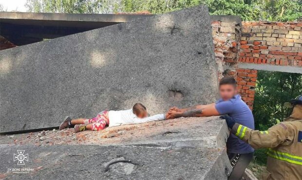 Дитина притисла руку бетонною плитою, граючись на недобудові - ДСНС Київщини врятували малолітню з пастки