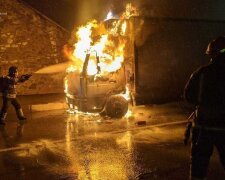 У Києві вщент згоріли кілька автомобілів та склад