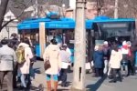 В Києві люди на зупинках вишукуються у кілометрові черги (фото, відео)