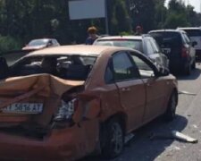 Під Києвом жінка втратила свідомість за кермом: зіткнулося п’ять авто