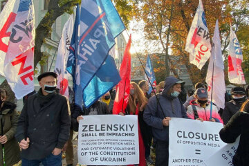 У Києві протестують співробітники закритих телеканалів Медведчука