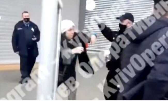 Поліцейський, який побив купувальницю в київському «Ашані», звільнений