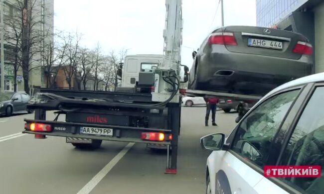 З`явилось відео, як нові евакуатори за 2 хвилини наводять лад з паркуванням авто в столиці