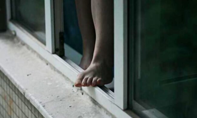 На Оболоні з вікна багатоквартирного будинку випала 1-річна дитина