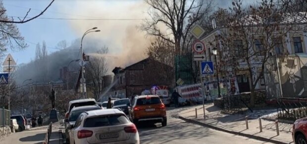 На Подолі в Києві сталася пожежа у будинку ХІХ століття (відео)