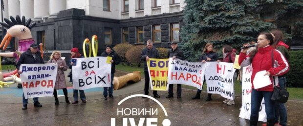 В центрі Києва знову зібралися антивакцинатори: кажуть про “клінічний експеримент”