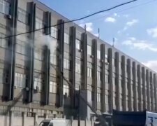 У Києві димить будівля Радіозаводу (відео)