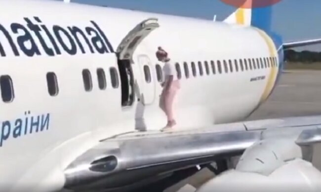 В Борисполі затримали рейс через жінку, що вийшла на крило літака через аварійний люк (відео)