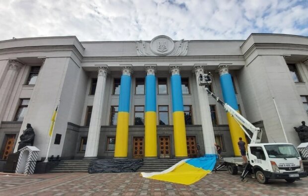 Будівлю Верховної Ради прикрасили в кольорах Державного Прапора