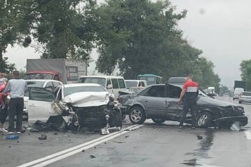 На трасі під Києвом сталася серйозна ДТП – авто відкинуло на зустрічну