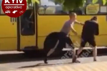Хто перший: в Києві побились водії маршруток (відео)