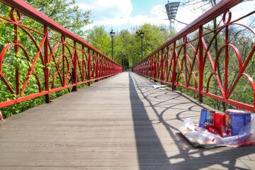 З Мосту закоханих у Маріїнському парку зняли замочки (фото)