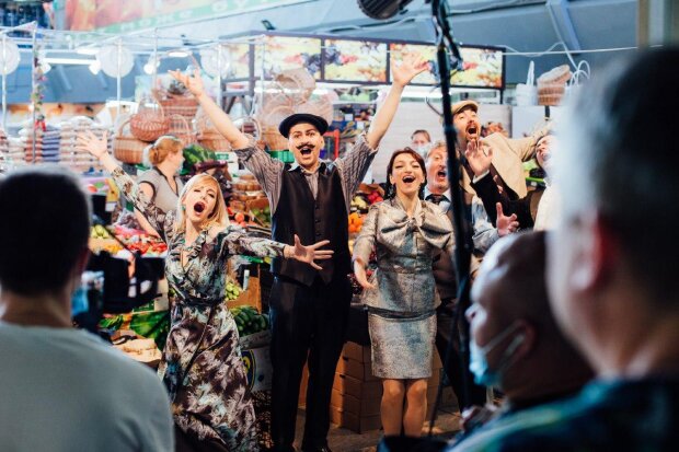 На Житньому ринку заспівали артисти столичної опери (фото, відео)