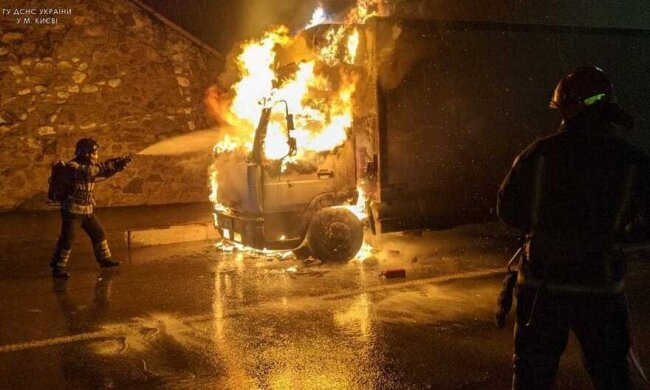 У Києві вщент згоріли кілька автомобілів та склад